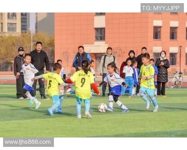 足球明星之间的深厚友谊与默契配合展现了体育精神的无限魅力 足球明星之间的深厚友谊与默契配合展现了体育精神的无限魅力